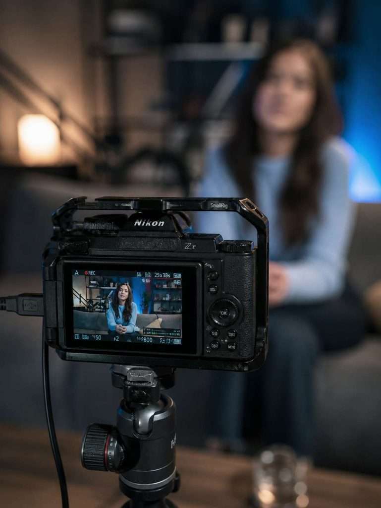 Interview vidéo filmée au studio AQUA à La Ciotat, caméra au premier plan